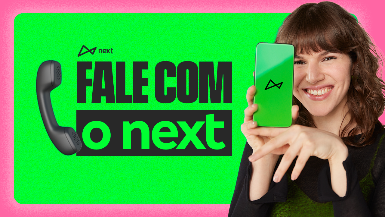 Imagem com fundo verde, do lado esquerdo vemos um telefone, no meio está escrito: Fale com o next. Ao lado direito do texto vemos uma mulher de cabelos castanhos, sorrindo, que segura um smartphone com a tela voltada para frente com o logo do next.