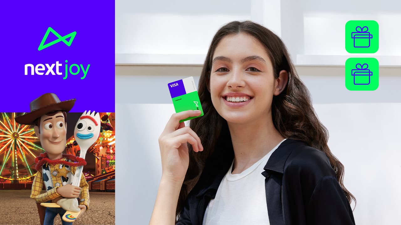 A imagem tem como destaque uma menina, branca, segurando um cartão do nextJoy na mão. À esquerda vemos o logo do nextJoy seguido por um personagem do filme Toy Story, da Disney. 