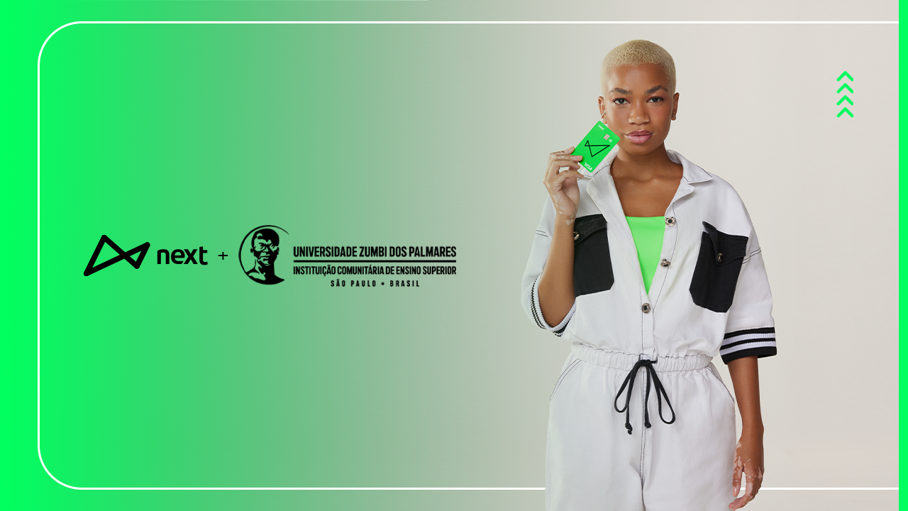 A imagem tem fundo com tons de verde e cinza. À esquerda vemos o logo do next e o logo da Universidade Zumbi dos Palmares. Na direita está uma mulher negra, de cabelos curtos, com roupa branca e segurando um cartão do next com a mão direita.