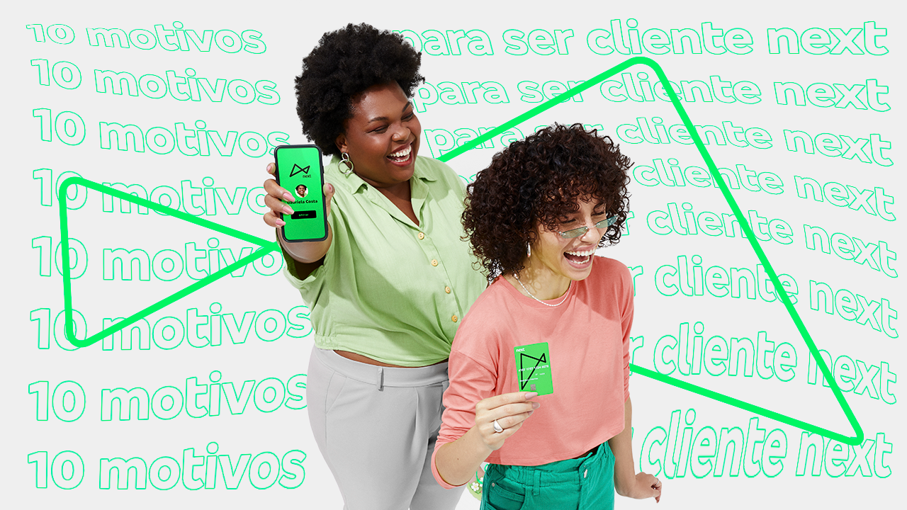 Imagem nas cores verde e branco com duas mulheres sorrindo no centro. A primeira está segurando um celular com a tela do aplicativo do next. A segunda está segurando um cartão next.